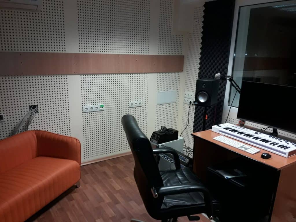 Звукозаписно студио Начало - контролна стая
